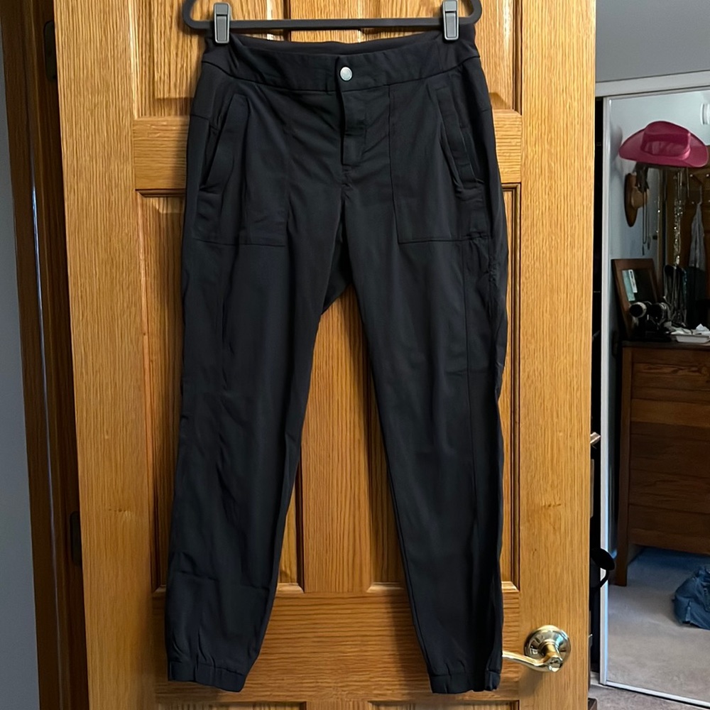 Athleta Trekkie jogger style. 2 front zip pockets/2 back pockets. size 8. gray.